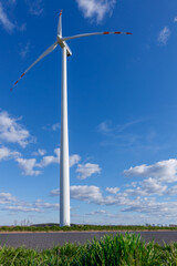 Widok z dołu na turbinę wiatrową na polu. Koncepcja źródeł odnawialnych i dbanie o...