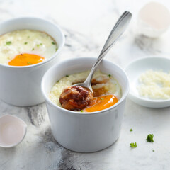 Baked beans with egg and cheese