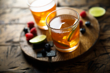 Iced tea with lime and berries