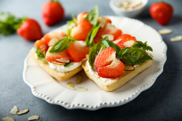 Strawberry crostini with basil and almond 