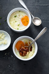 Baked beans with egg and cheese