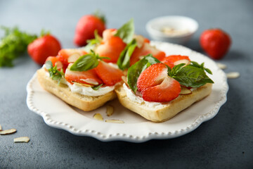 Strawberry crostini with basil and almond 
