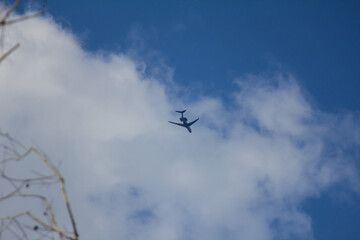 Jet am blauen Himmel