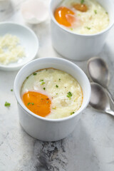 Baked beans with egg and cheese