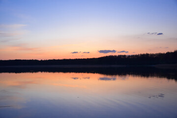 Fototapeta na wymiar Sunset reflected on the surface of the lake