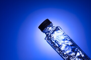 ブルーバックのボトルに入った液体と気泡