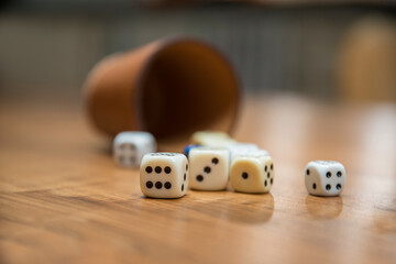 Würfelspiel mit Würfeln