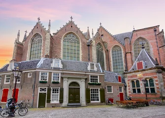 Fototapeten Old church (Oude Kerk) in center of Amsterdam, Netherlands © Mistervlad