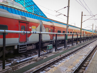 Obraz premium train parked at platform with flat sky at morning from flat angle