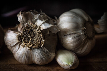 garlic on a wooden background, czosnek na czarnym tle. - obrazy, fototapety, plakaty