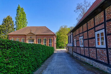 Fototapeta na wymiar Historische Gebäude an einem Schlosspark in Rheda-Wiedenbrück