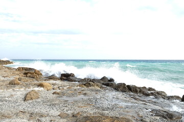 Fototapeta na wymiar rocce mare onda costa