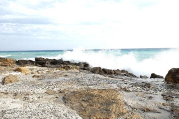 rocce mare onda costa