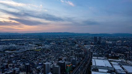 大阪府門真市上空から夕暮れの街並みをドローンで空撮