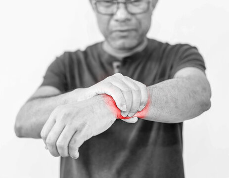 A man Distal Guillain-Barr&eacute; syndrome (DGBS), which usually presents with predominantly motor involvement, and is indistinguishable from that found in Guillain-Barr&eacute; syndrome (GBS). Vaccine, covid-19