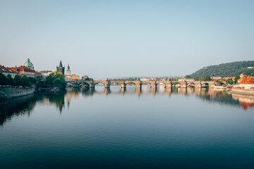 Fototapeta na wymiar チェコ　プラハの街並み　川と石橋