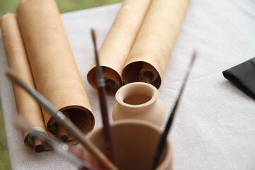 Pergamena con calamaio e penna