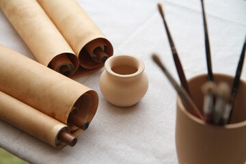 Pergamena con calamaio e penna