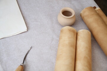Pergamena con calamaio e penna
