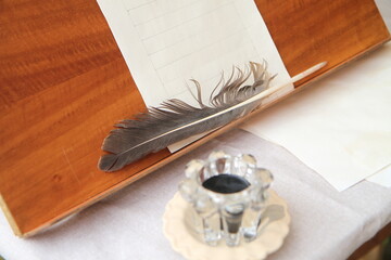 Pergamena con calamaio e penna