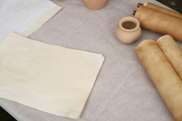 Pergamena con calamaio e penna