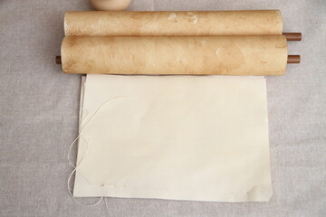 Pergamena con calamaio e penna