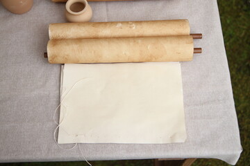 Pergamena con calamaio e penna