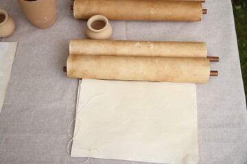 Pergamena con calamaio e penna