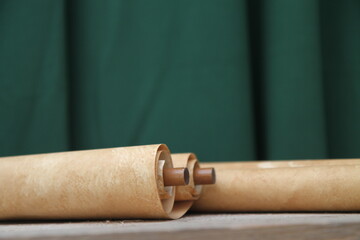 Pergamena con calamaio e penna