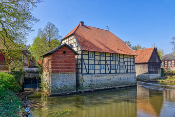 Fototapeta na wymiar Historische Mühle und Teich an einem Schloss in Rheda-Wiedenbrück