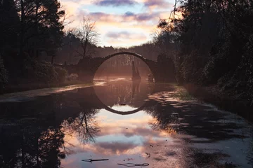 Fototapete Rakotzbrücke Morgendämmerung über der Rakotzbrücke Kromlau