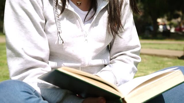Mujer leyendo en un parque de la ciudad. Concepto de personas y pasatiempos.