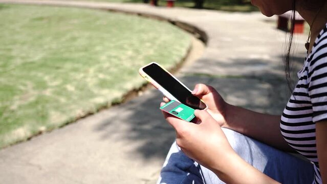 mujer haciendo compras por el tel&eacute;fono. Concepto de Ecommerce.