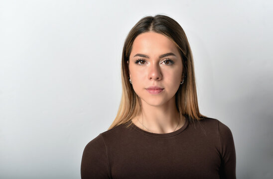 primo piano bellissima ragazza con sfondo bianco 