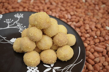 Nastar cake on a patterned chocolate plate. Peanut background.