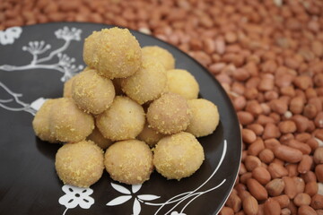 Nastar cake on a patterned chocolate plate. Peanut background.