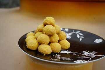 Nastar cake on a patterned chocolate plate. Peanut background.