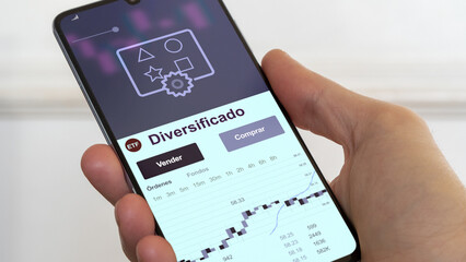 fondo de inversión negociado en bolsa mundial, Datos del mercado de valores en el teléfono. Análisis de negocios de una tendencia ETF. Blue chips  fondo diversificado. Texto en español	
