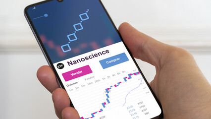 fondo de inversión negociado en bolsa mundial, Datos del mercado de valores en el teléfono. Análisis de negocios de una tendencia ETF nanoscience. Blue chips. Texto en español	
