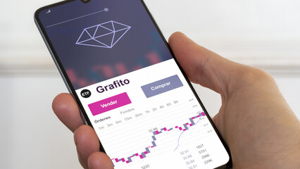 Etf fondo de inversión negociado en bolsa grafito, datos del mercado de valores en el teléfono. Análisis de negocios de una tendencia ETF. Blue chips. Texto en español	
