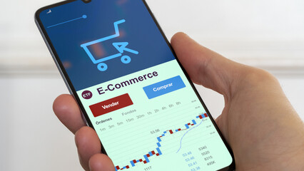 Fondo de inversión etf negociado en bolsa mundial, Datos del mercado de valores en el teléfono. Análisis de negocios de una tendencia ETF. Fondo e commerce. Texto en español	