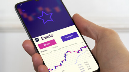 fondo de inversión negociado en bolsa mundial, Datos del mercado de valores en el teléfono. Análisis de negocios de una tendencia ETF. Blue chips. Texto en español	
