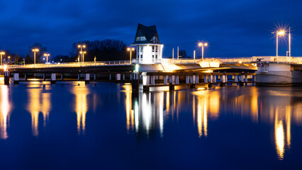 Fototapeta na wymiar Kappeln, Brücke über die Schlei bei Nacht