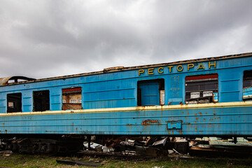 Fototapeta na wymiar old abandoned ruined reataurant train wagon (car)