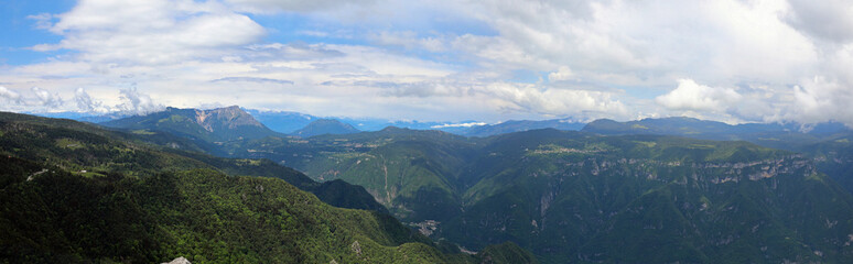 Obraz premium alpine panorama from an elevated observation point and mountains on the border between Italy and Austria
