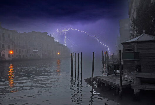 Rel&aacute;mpagos en el Gran Canal de Venecia al anochecer.