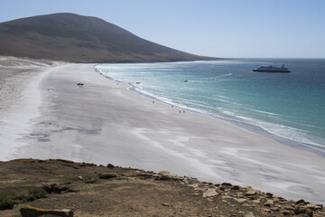 Natural view of a beautiful shoreline under a clear sunny day