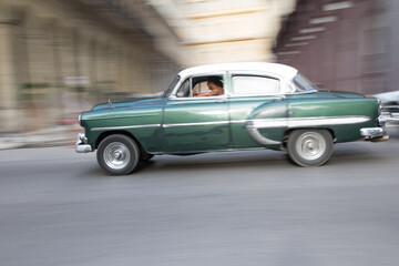 Fototapeta na wymiar A old car in Havana street in Cuba