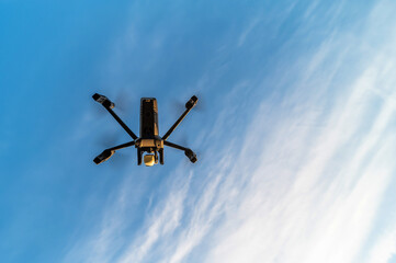 Im blauen Himmel fliegende Drohne mit Textfreiraum
