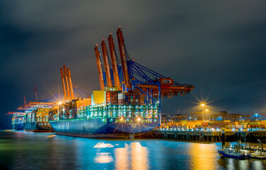 Nacht am Burchardkai - Containerschidd im Hamburger Hafen